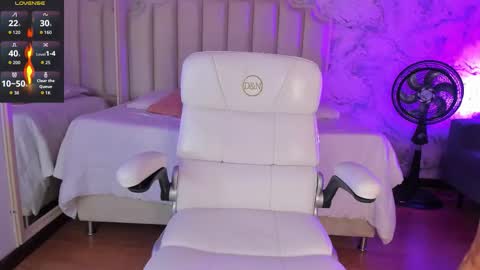 Snapshot of shantal_thompson21 chatting on 11/14/25, 04:33 Shantal online show from 11/14/25, 04:33