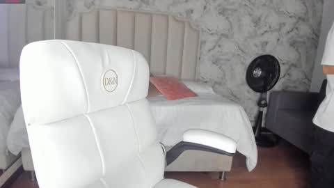 Snapshot of shantal_thompson21 chatting on 11/17/25, 03:45 Shantal online show from 11/17/25, 03:45