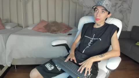 Snapshot of shantal_thompson21 chatting on 11/23/25, 04:23 Shantal online show from 11/23/25, 04:23