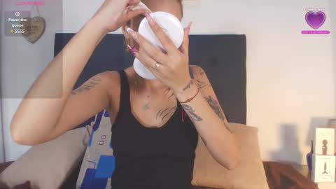 shantallvegga1 online show from 11/28/25, 12:08