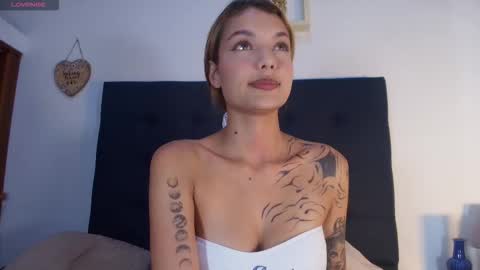 shantallvegga1 online show from 12/19/25, 12:12