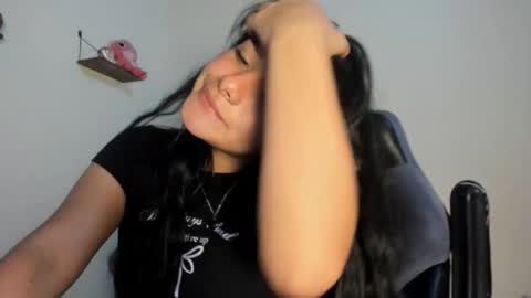 Snapshot of shara_jones chatting on 11/02/25, 04:37 Sara online show from 11/02/25, 04:37