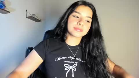 Snapshot of shara_jones chatting on 11/17/25, 05:02 Sara online show from 11/17/25, 05:02