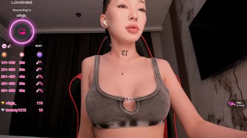 Snapshot of sharlin_13 chatting on 12/26/24, 01:07 Sharlin online show from 12/26/24, 01:07
