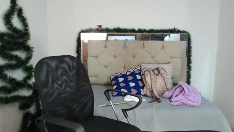 Snapshot of sharlotte__jones chatting on 12/18/24, 09:18 Sara online show from 12/18/24, 09:18