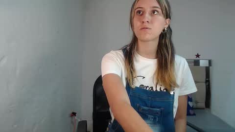 Snapshot of sharlotte__jones chatting on 02/27/25, 02:00 Sara online show from 02/27/25, 02:00