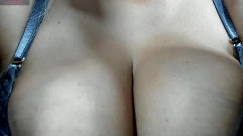 Snapshot of sharlotte_mom chatting on 01/15/25, 10:35 sharlotte online show from 01/15/25, 10:35