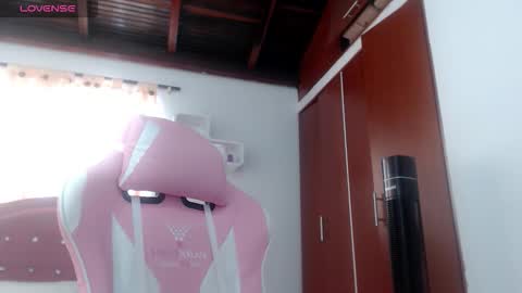 Snapshot of sharlotte_mom chatting on 11/20/25, 03:23 sharlotte online show from 11/20/25, 03:23