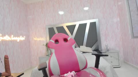 Snapshot of sharon_ass_hot chatting on 12/10/24, 03:09 SHARON online show from 12/10/24, 03:09