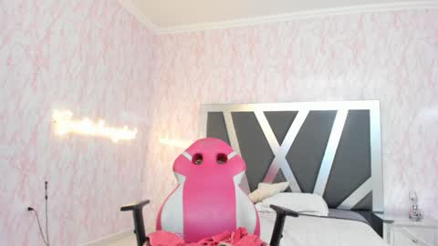 Snapshot of sharon_ass_hot chatting on 12/15/24, 09:45 SHARON online show from 12/15/24, 09:45