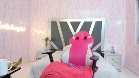 Snapshot of sharon_ass_hot chatting on 12/19/24, 03:40 SHARON online show from 12/19/24, 03:40