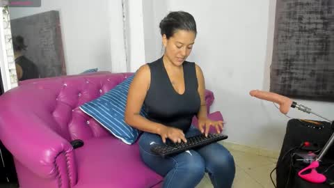 sharoncute16 online show from 12/19/25, 09:33