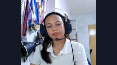 Snapshot of shauntefenceroy chatting on 10/22/25, 06:46 Molly online show from 10/22/25, 06:46