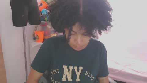 Snapshot of shayna_cute chatting on 10/18/25, 01:01 Shayna online show from 10/18/25, 01:01