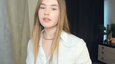 Snapshot of sheenaeast chatting on 12/23/24, 09:59 Violet online show from 12/23/24, 09:59