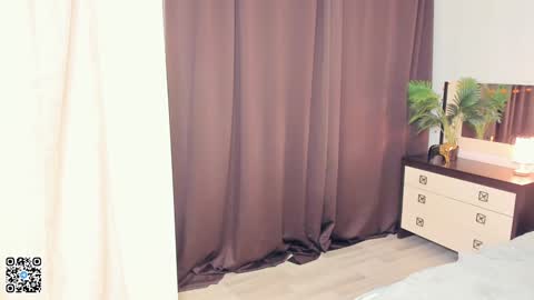 Snapshot of sheenaeast chatting on 12/24/24, 01:39 Violet online show from 12/24/24, 01:39