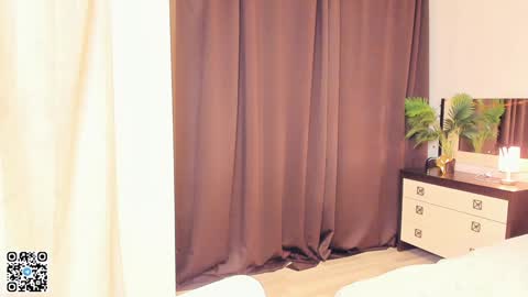 Snapshot of sheenaeast chatting on 12/27/24, 02:22 Violet online show from 12/27/24, 02:22