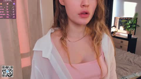 Snapshot of sheenaeast chatting on 01/06/25, 10:02 Violet online show from 01/06/25, 10:02