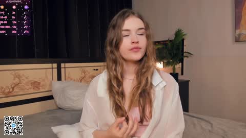 Snapshot of sheenaeast chatting on 01/07/25, 12:31 Violet online show from 01/07/25, 12:31