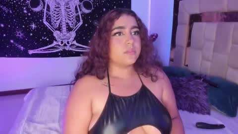 Snapshot of sheeylaroee chatting on 02/20/25, 01:03 Heidy online show from 02/20/25, 01:03