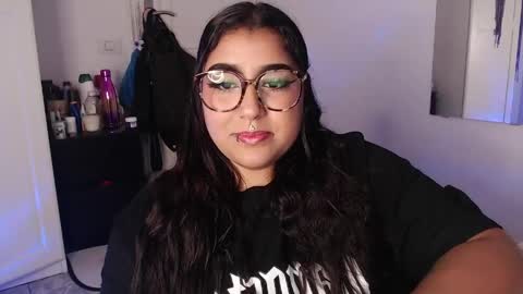 Snapshot of sheeylaroee chatting on 05/18/26, 04:46 Heidy online show from 05/18/26, 04:46
