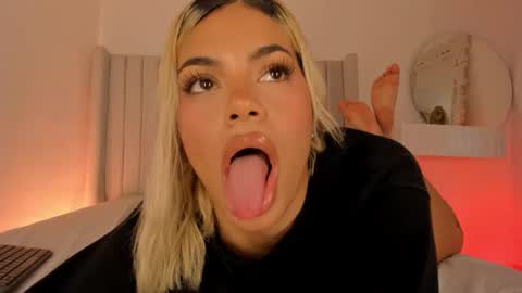 shelynna_azzul online show from 03/24/26, 07:52