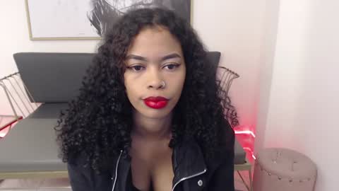 Snapshot of shenna_brunette_ chatting on 12/06/24, 01:22 Shenna online show from 12/06/24, 01:22