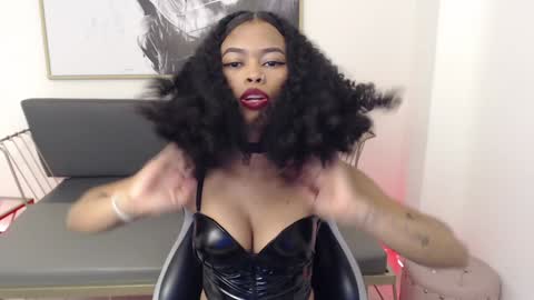 Snapshot of shenna_brunette_ chatting on 12/09/24, 04:15 Shenna online show from 12/09/24, 04:15