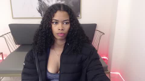 Snapshot of shenna_brunette_ chatting on 12/15/24, 04:48 Shenna online show from 12/15/24, 04:48