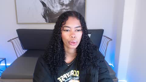 Snapshot of shenna_brunette_ chatting on 12/20/24, 01:33 Shenna online show from 12/20/24, 01:33