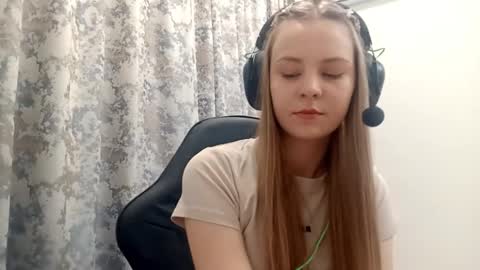 Snapshot of sherrylkeep chatting on 11/27/25, 06:15 Lisa online show from 11/27/25, 06:15