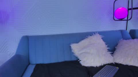 mia online show from 01/11/25, 05:18