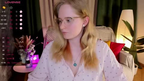 Snapshot of sheslinki chatting on 06/08/26, 08:48 Hello guys my name is Aemilia online show from 06/08/26, 08:48