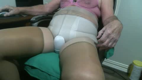 Snapshot of shine66shine chatting on 01/29/25, 09:39 shine66shine online show from 01/29/25, 09:39