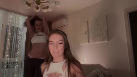 Snapshot of shiningstarrr chatting on 12/27/24, 05:37 Nika online show from 12/27/24, 05:37