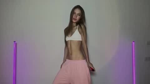 Snapshot of shiningstarrr chatting on 12/28/24, 03:37 Nika online show from 12/28/24, 03:37