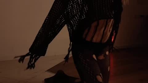 Snapshot of shiningstarrr chatting on 01/03/25, 12:43 Nika online show from 01/03/25, 12:43