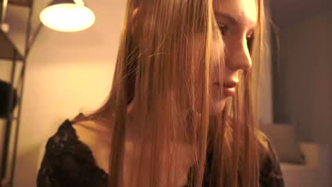 Snapshot of shiningstarrr chatting on 01/06/25, 05:06 Nika online show from 01/06/25, 05:06