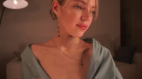 Snapshot of shiningstarrr chatting on 01/23/25, 12:04 Nika online show from 01/23/25, 12:04