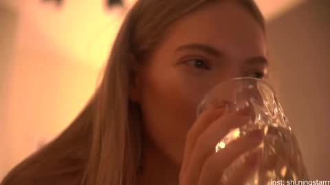 Snapshot of shiningstarrr chatting on 02/26/25, 04:14 Nika online show from 02/26/25, 04:14