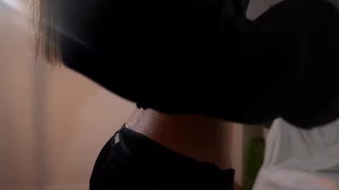 Snapshot of shiningstarrr chatting on 09/11/25, 12:11 Nika online show from 09/11/25, 12:11