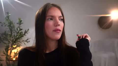 Snapshot of shiningstarrr chatting on 10/13/25, 09:04 Nika online show from 10/13/25, 09:04