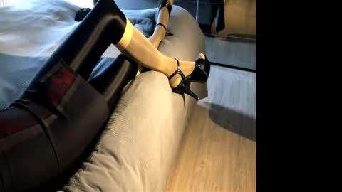 Snapshot of shiny_layered_doll chatting on 03/01/26, 02:30 Pantyhose-Doll online show from 03/01/26, 02:30