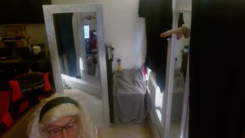 Snapshot of shirleyjo chatting on 06/10/26, 07:57 sarah online show from 06/10/26, 07:57