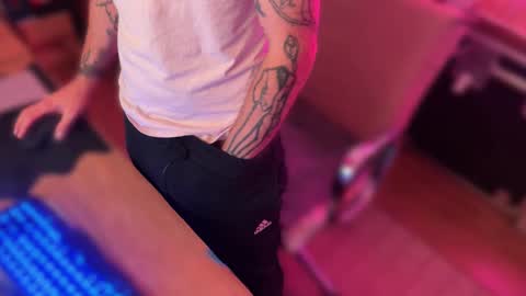 Snapshot of showdowntowne chatting on 10/05/25, 06:23 RuffClub online show from 10/05/25, 06:23