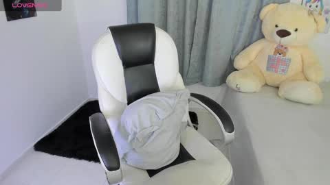 Snapshot of shy_angel4 chatting on 12/28/24, 10:55 Nahomy online show from 12/28/24, 10:55