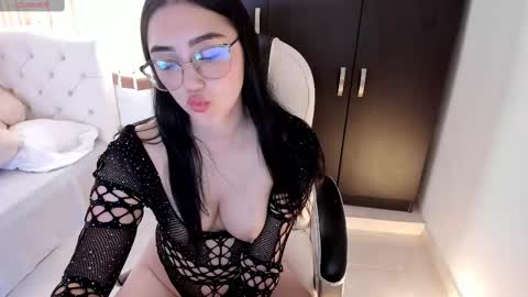Nahomy online show from 09/17/25, 05:47