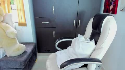 Snapshot of shy_angel4 chatting on 02/23/26, 09:45 Nahomy online show from 02/23/26, 09:45