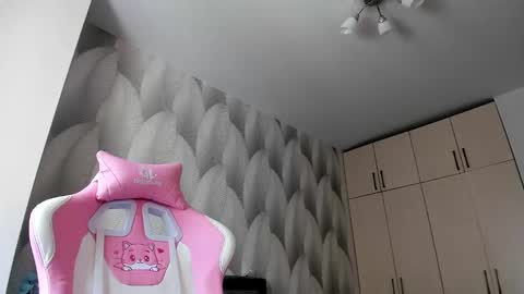 Mika online show from 02/21/25, 06:40