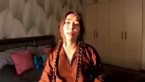 Mika online show from 10/20/25, 02:01